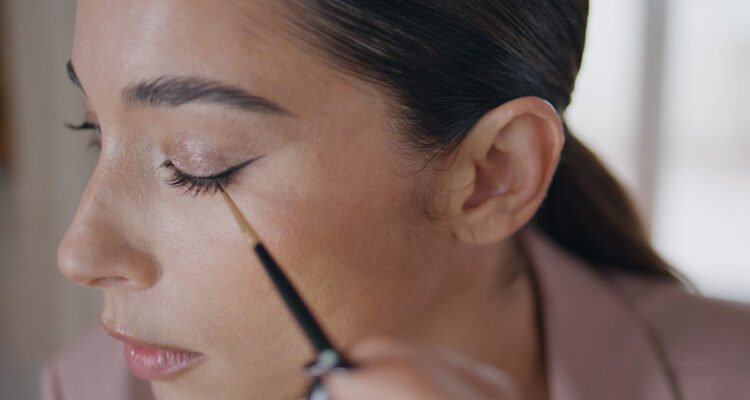 Rekomendasi Eyeliner Terbaik 2026 Pilihan Presisi untuk Tampilan Mata Lebih Tajam dan Elegan
